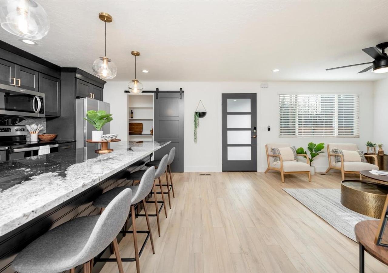 Mid Century Modern Boise-River Bungalow W/ Hot Tub Exteriör bild